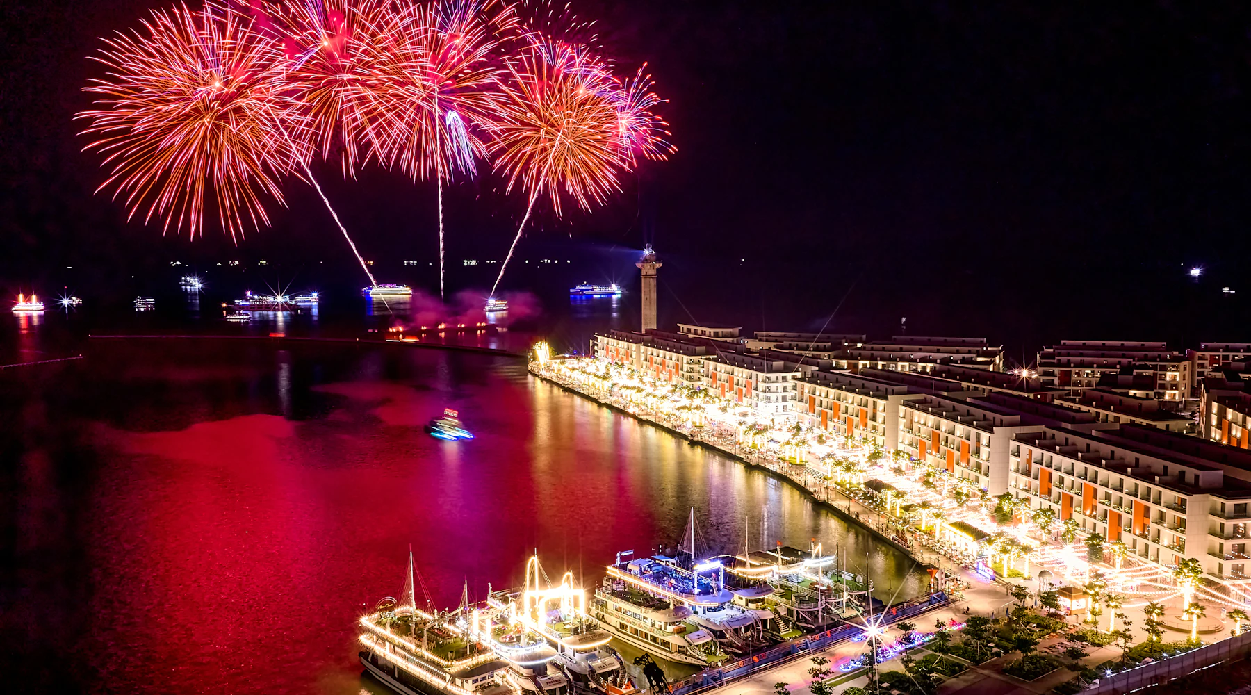 Fuochi d’artificio sul porto di notte