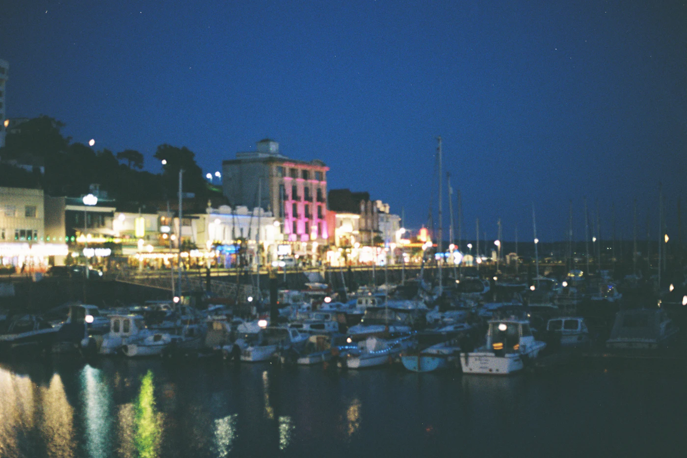 Porto illuminato di notte