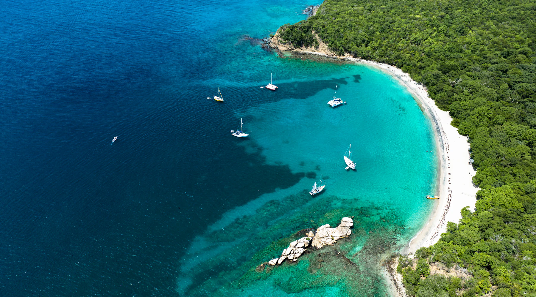 Baia con yacht all’ancora ai Caraibi