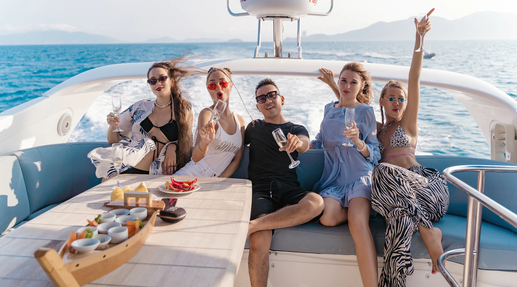 Ospiti a pranzo sul ponte di uno yacht