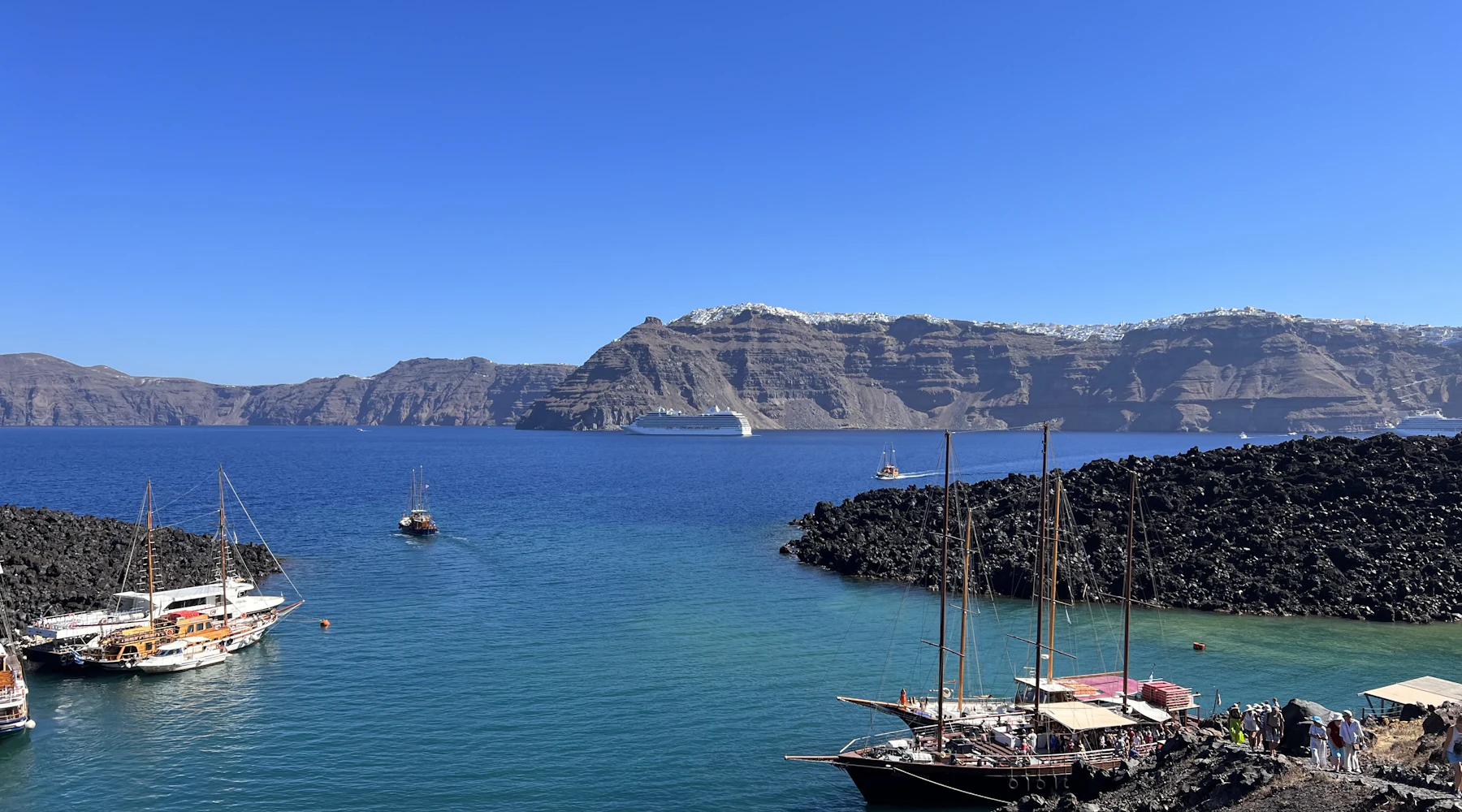 Barche nella caldera di Santorini