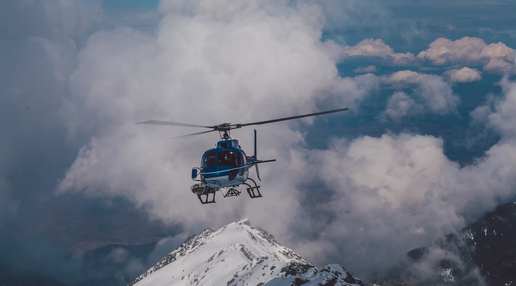 Elicottero tra le montagne innevate