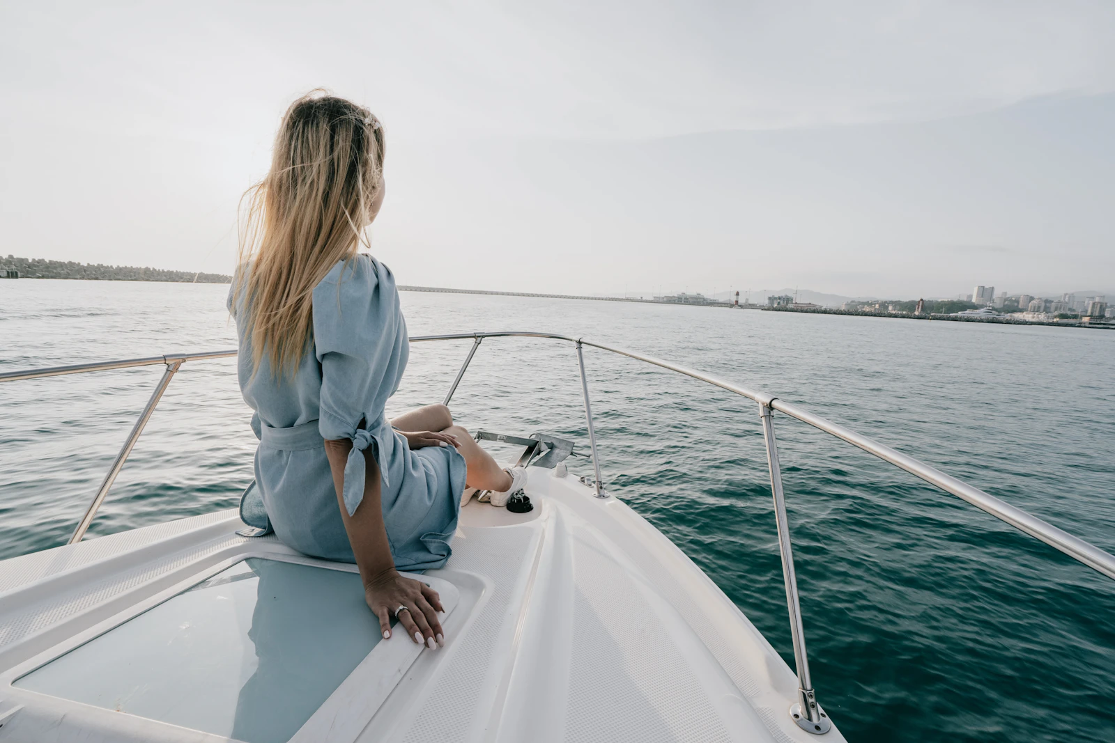 Ospite seduta a prua di uno yacht
