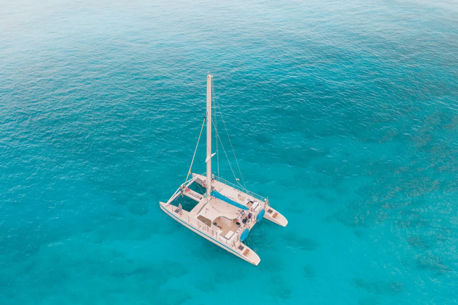 Foto illustrativa: catamarano a vela